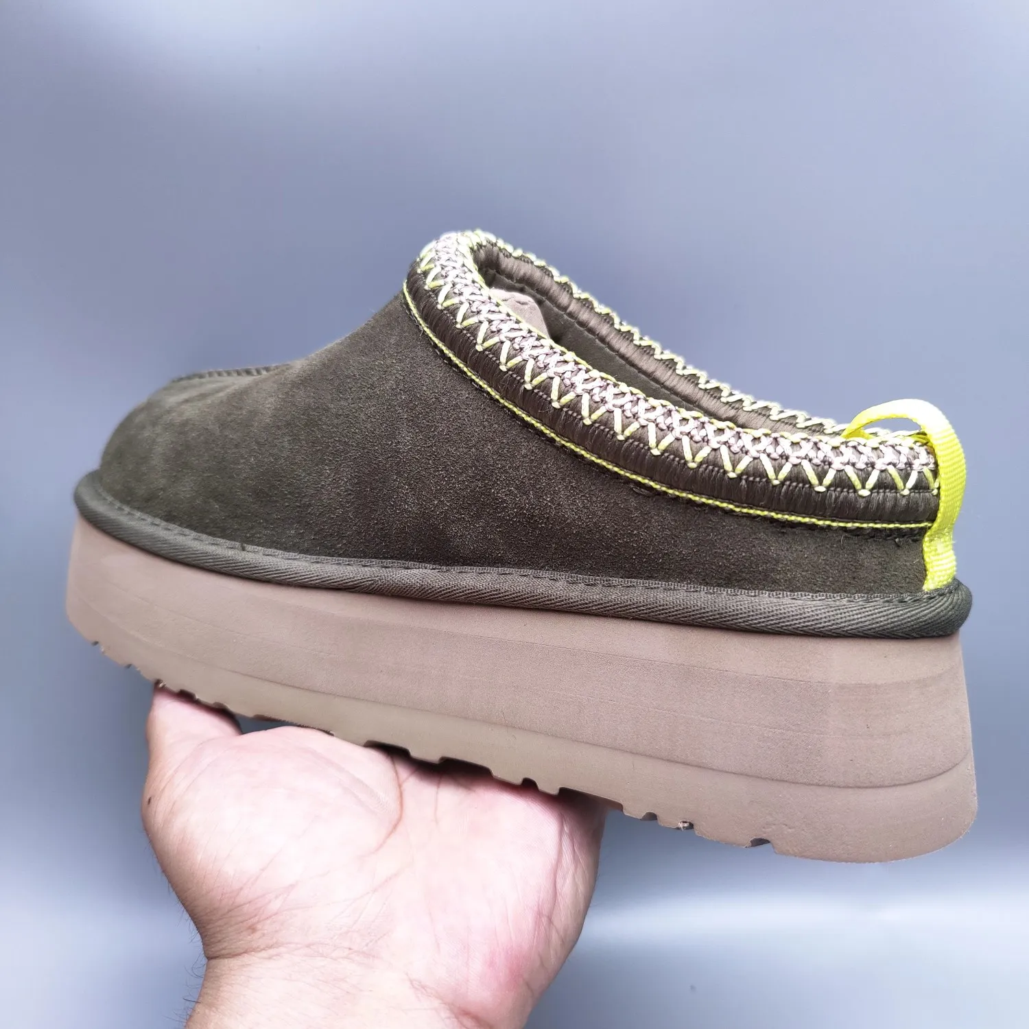 💰440 UGG sheepskin all-in-one snow boots 2553 co-branded national trend style thick-soled one-leg women’s snow boots🐾~ 🍭 A co-branded trendy item launched with well-known designer brands Feng Chen Wang and TELFAR. Zhou Dongyu & Wang Jiaer’s same style Fang Kete boots. The slip-on design makes it easy to put on and take off, and can be used indoors or outdoors. The exotic edging design is eye-catching, and it is definitely worth buying~ 🍭Material: cowhide➕sheep fur Outsole: rubber (light wing technology) 🍭Color: black, maroon, sand, dark green, light gray, chocolate, beige, walnut, brown, dark gray, red 🍭Number of codes: 35-42
